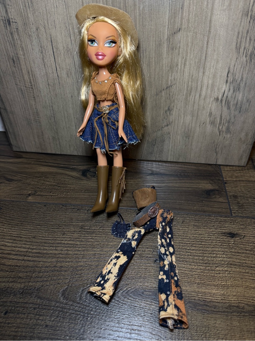 Vintage Bratz Doll 2001 Wild Wild West Fianna RARE 2 Original Outfits